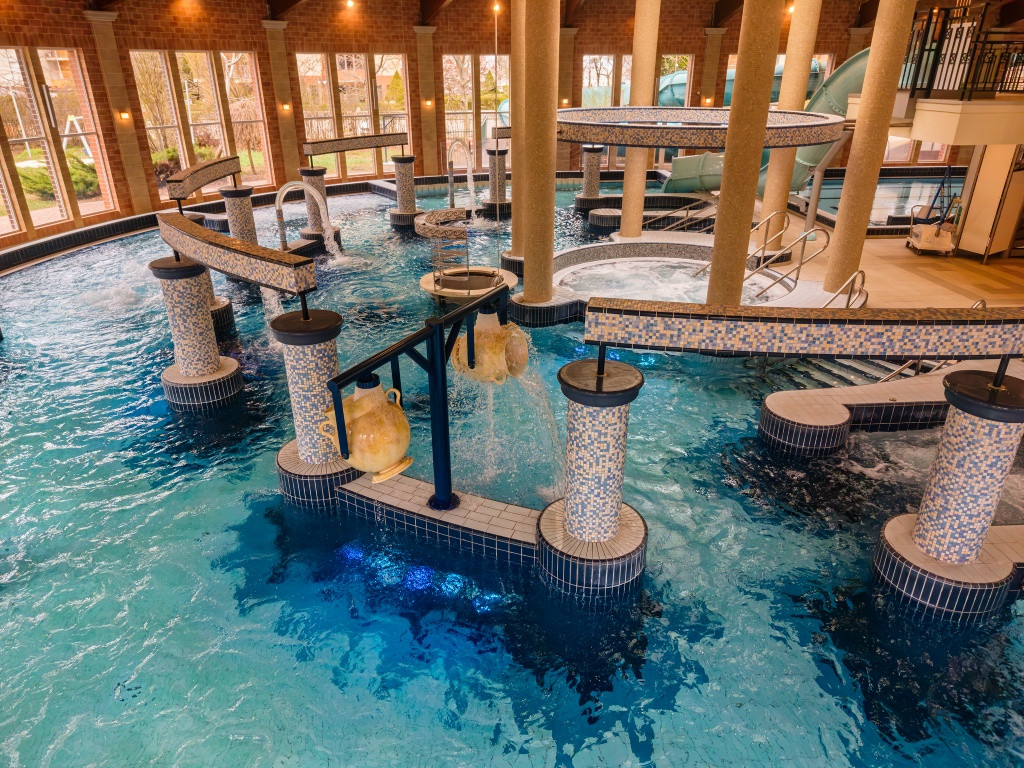 Beltéri élmény medence